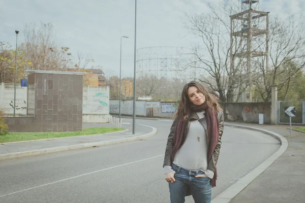 Belle jeune brune posant dans les rues de la ville — Photo