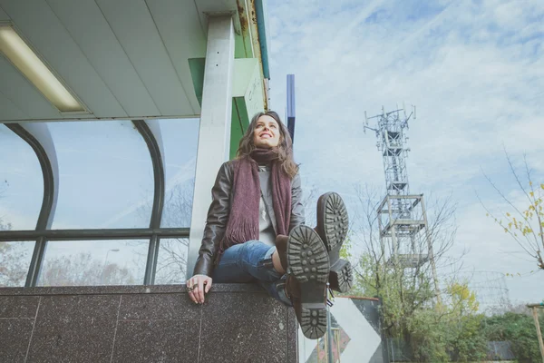 Linda jovem morena posando nas ruas da cidade — Fotografia de Stock