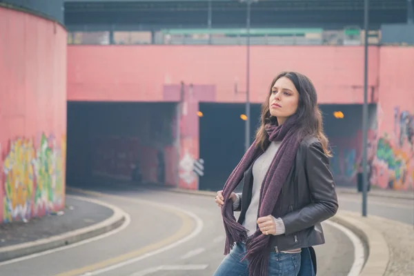 Linda jovem morena posando nas ruas da cidade — Fotografia de Stock