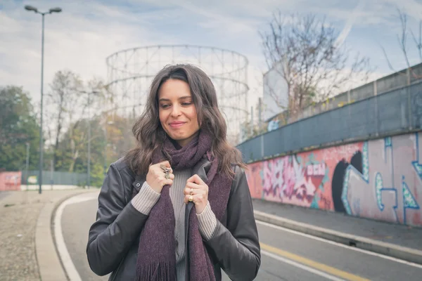 Linda jovem morena posando nas ruas da cidade — Fotografia de Stock