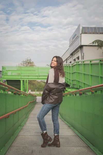 Belle jeune brune posant sur un pont — Photo
