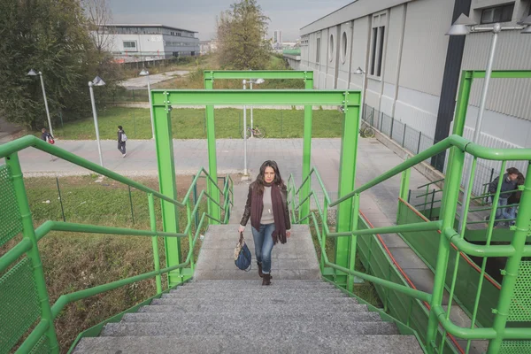 Belle jeune brune posant dans les escaliers — Photo