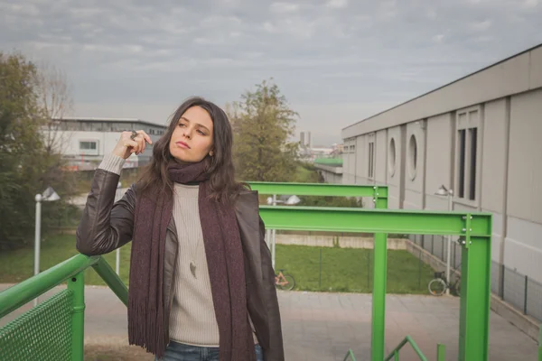 Hermosa joven morena posando en las calles de la ciudad — Foto de Stock