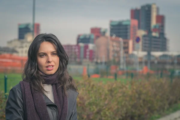 Hermosa joven morena posando en las calles de la ciudad —  Fotos de Stock