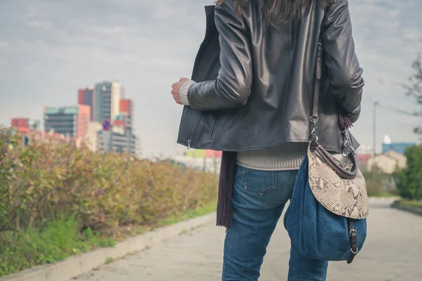 Detail of a young woman posing in the city streets — Stock Photo, Image