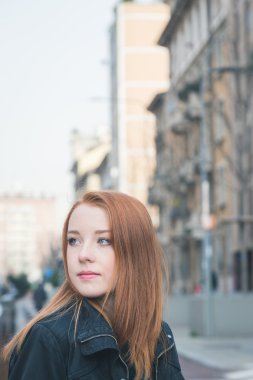 Güzel kız şehir sokaklarda poz