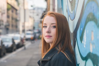 Güzel kız şehir sokaklarda poz