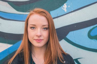 Güzel kız şehir sokaklarda poz