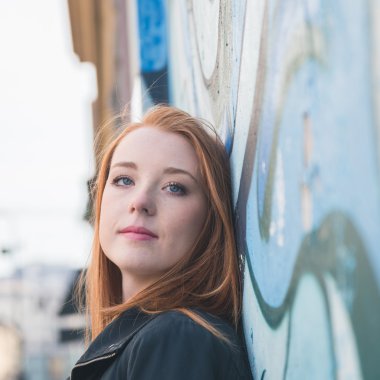 Güzel kız şehir sokaklarda poz