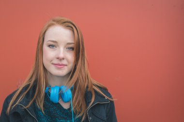 Güzel kız şehir sokaklarda poz