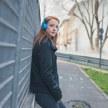 Güzel kız şehir sokaklarda poz