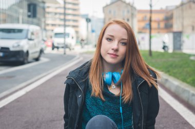 Güzel kız şehir sokaklarda poz