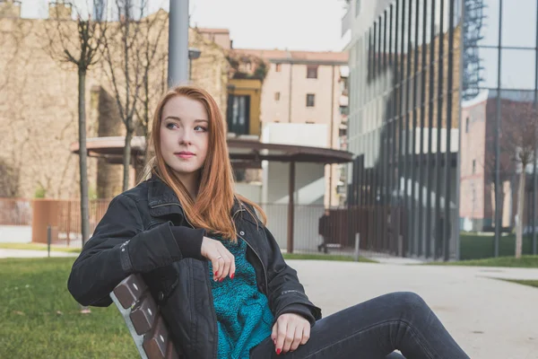 Belle fille posant dans les rues de la ville — Photo