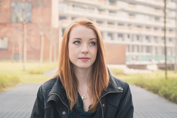 Bella ragazza in posa nelle strade della città — Foto Stock