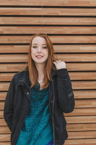 Menina bonita posando nas ruas da cidade — Fotografia de Stock