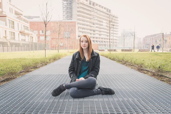 Beautiful girl posing in the city streets — Stock Photo, Image