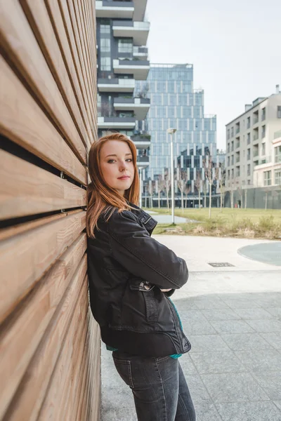 Vacker flicka poserar i stadens gator — Stockfoto