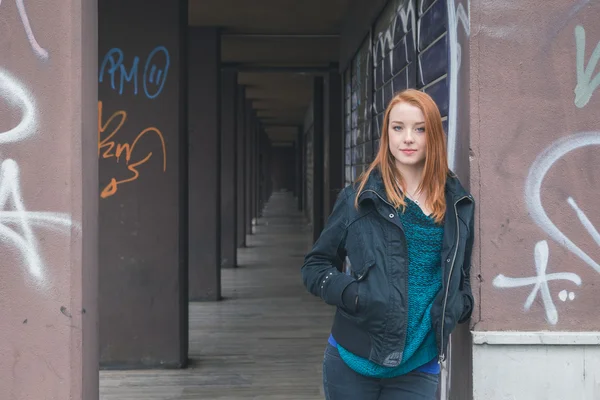 Bella ragazza in posa nelle strade della città — Foto Stock