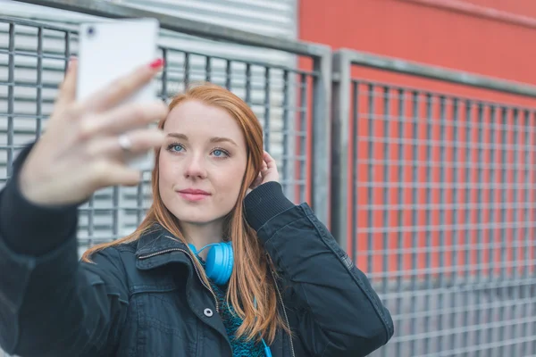 Piękna dziewczyna selfie w ulicach miasta — Zdjęcie stockowe