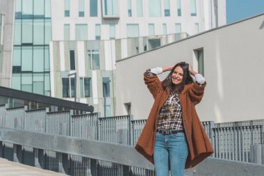 Güzel kız bir kentsel bağlamda poz