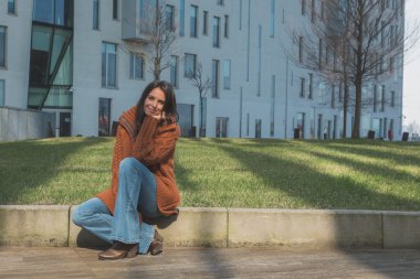 Güzel kız bir kentsel bağlamda poz