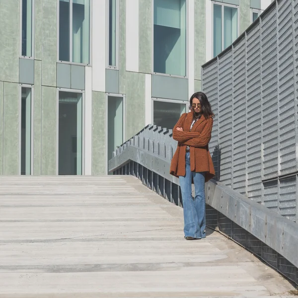 Belle fille posant dans un contexte urbain — Photo