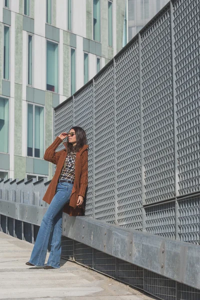 Hermosa chica posando en un contexto urbano — Foto de Stock