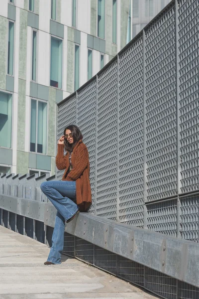 Bella ragazza in posa in un contesto urbano — Foto Stock