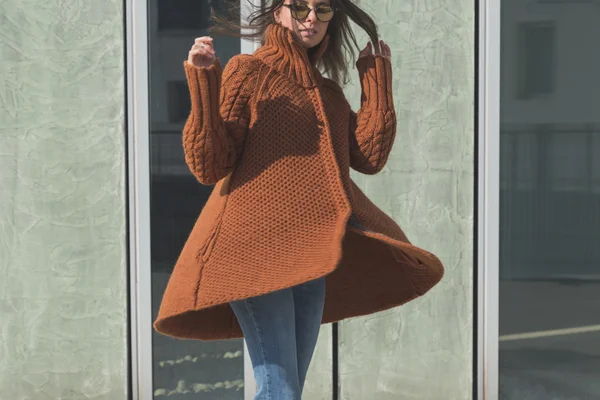 Beautiful girl posing in an urban context — Stock Photo, Image