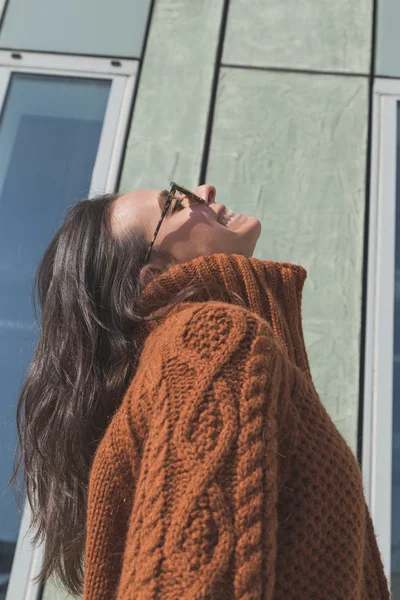 Beautiful girl posing in an urban context — Stock Photo, Image