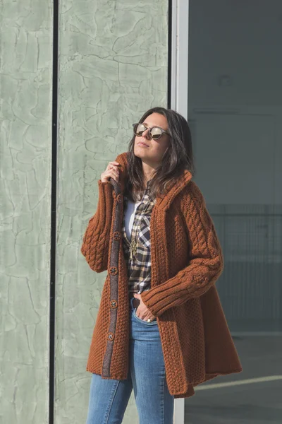 Hermosa chica posando en un contexto urbano — Foto de Stock