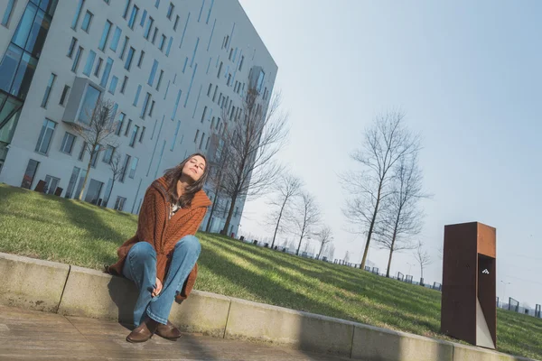 Bella ragazza in posa in un contesto urbano — Foto Stock