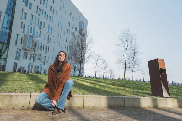 Bella ragazza in posa in un contesto urbano — Foto Stock