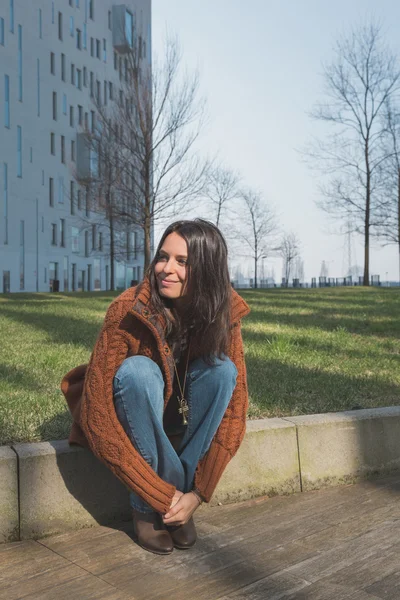 Vacker flicka poserar i en stadsmiljö — Stockfoto