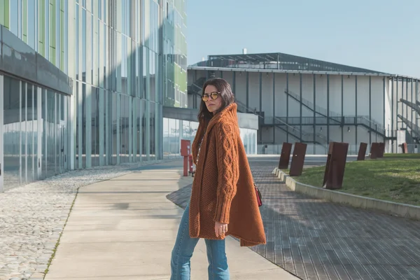 Bella ragazza in posa in un contesto urbano — Foto Stock