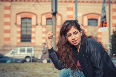 Güzel kız bir kentsel bağlamda poz