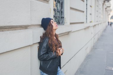 Güzel kız bir kentsel bağlamda poz