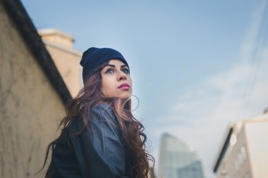 Güzel kız bir kentsel bağlamda poz