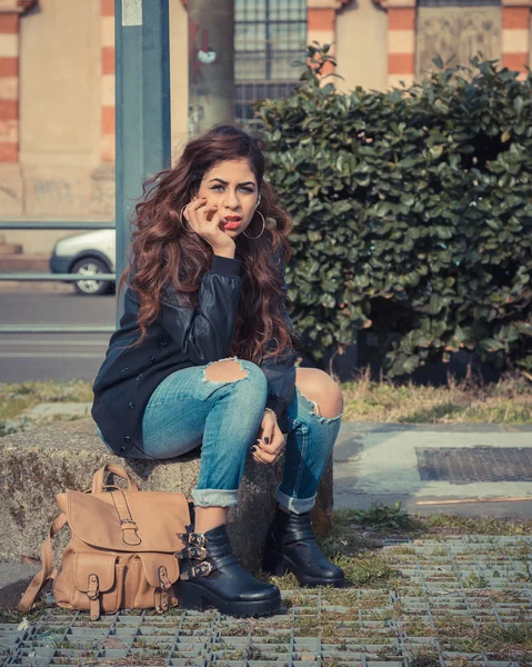 Hermosa chica posando en un contexto urbano — Foto de Stock