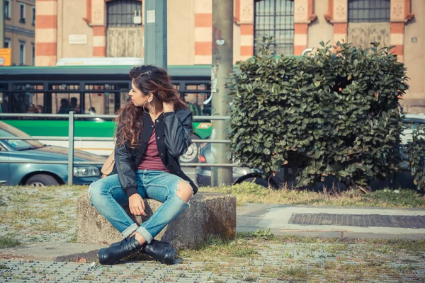 Menina bonita posando em um contexto urbano — Fotografia de Stock