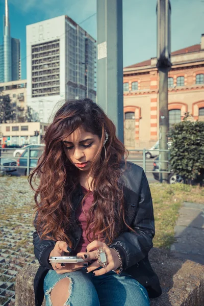 Beautiful girl posing in an urban context — Stock Photo, Image