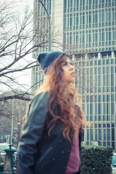 Hermosa chica posando en un contexto urbano — Foto de Stock