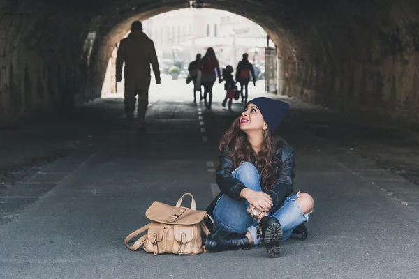 漂亮的女孩在隧道构成 — 图库照片