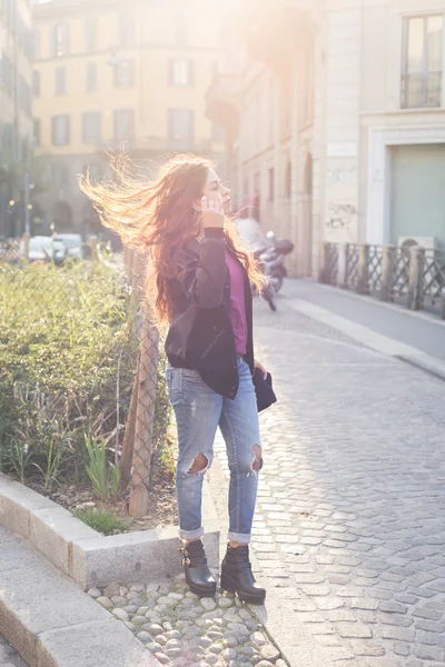 Bella ragazza in posa in un contesto urbano — Foto Stock