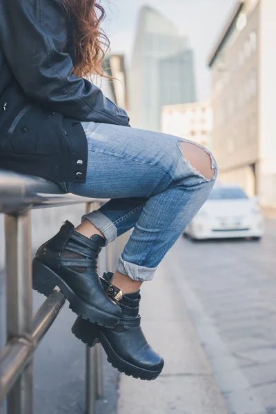 Detalhe de uma menina posando em um contexto urbano — Fotografia de Stock