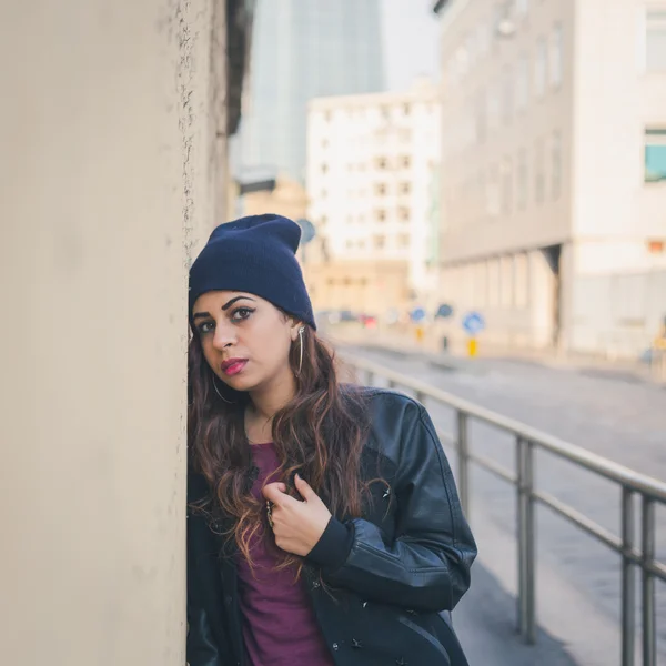 Beautiful girl posing in an urban context — Stock Photo, Image