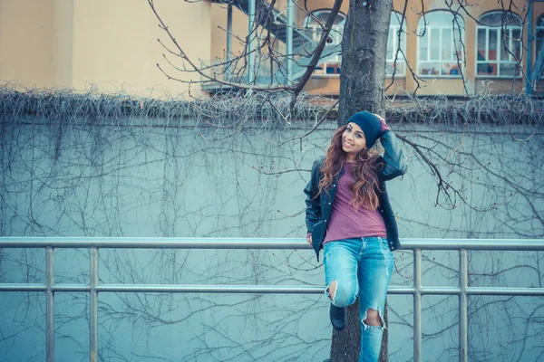 Beautiful girl posing in an urban context — Stock Photo, Image