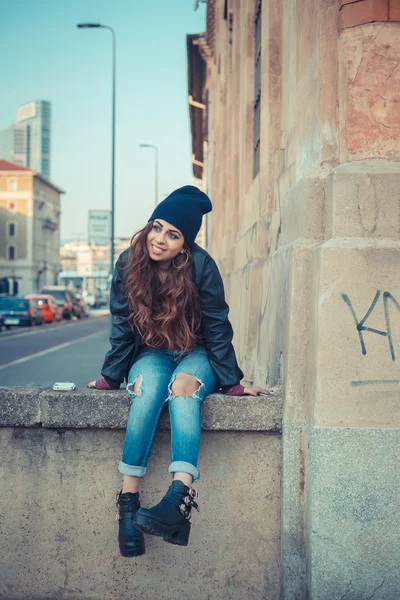 Hermosa chica posando en un contexto urbano — Foto de Stock