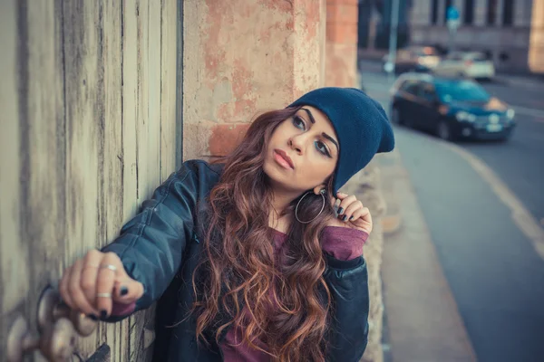 Beautiful girl posing in an urban context — Stock Photo, Image