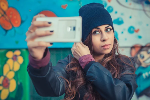 Bella ragazza che si fa un selfie per le strade della città — Foto Stock
